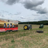 Vor-Ort-Reifen-Servicemobil_Reifen-kaputt-defekt-Panne_Acker-Feld-Traktor